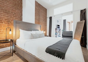 1 habitación, escritorio, tabla de planchar con plancha y cuna de viaje