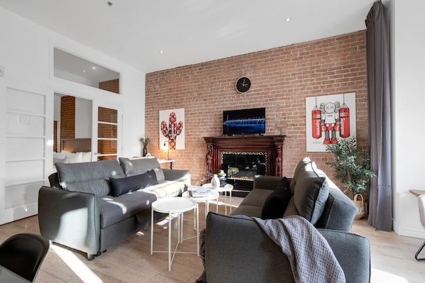Smart-TV, Kamin, Arbeitsbereiche