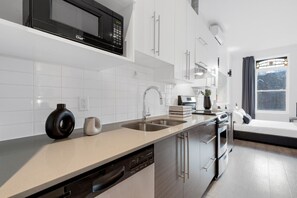 Jääkaappi, mikroaaltouuni, uuni, liesi