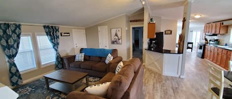 Smart-TV, DVD-Player, Tischtennisplatte