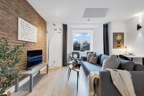 Smart TV, offices - LiV MTL Downtown-401 Spacious 2BR Suite + Lounge (Montréal)