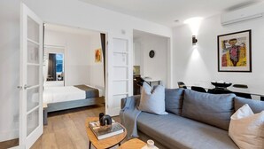 Smart TV, offices - LiV MTL Downtown Montreal Spacious Urban Suites (Montréal)