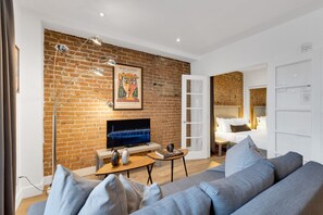 2 slaapkamers, een bureau, een strijkplank/strijkijzer, reisbedje