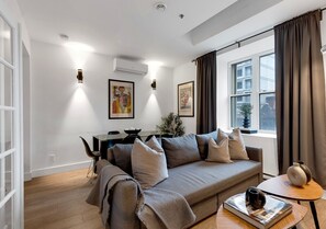 Smart TV, offices - LiV MTL Downtown Montreal Spacious Urban Suites (Montréal)