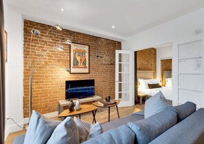 2 bedrooms, desk, iron/ironing board, travel cot - LiV MTL Downtown Montreal Spacious Urban Suites (Montréal)