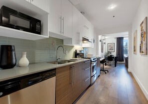 Coffee/tea maker, fridge, microwave, oven