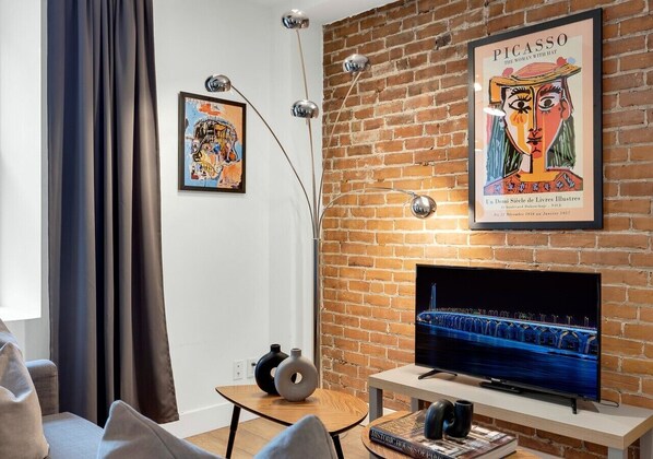 Smart TV, offices - LiV MTL Downtown Montreal Spacious Urban Suites (Montréal)