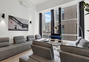 Smart TV, offices - LiV MTL Downtown Montreal Spacious Urban Suites (Montréal)