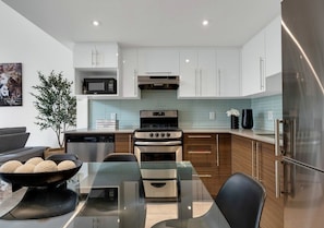 Coffee/tea maker, fridge, microwave, oven - LiV MTL Downtown Montreal Spacious Urban Suites (Montréal)