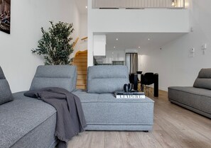 Smart TV, offices - LiV MTL Downtown Montreal Spacious Urban Suites (Montréal)