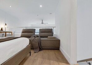 1 bedroom, desk, iron/ironing board, travel cot - LiV MTL Downtown Montreal Spacious Urban Suites (Montréal)