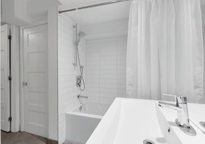 Hair dryer, towels - LiV MTL Downtown Montreal Spacious Urban Suites (Montréal)