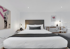 1 bedroom, desk, iron/ironing board, travel cot - LiV MTL Downtown Montreal Spacious Urban Suites (Montréal)