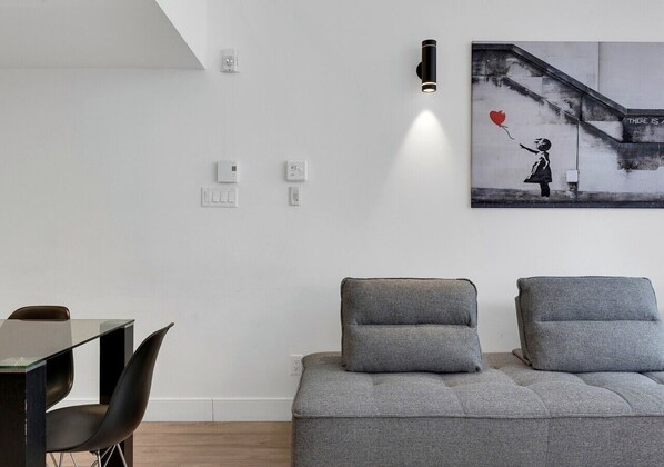 Smart TV, offices - LiV MTL Downtown Montreal Spacious Urban Suites (Montréal)