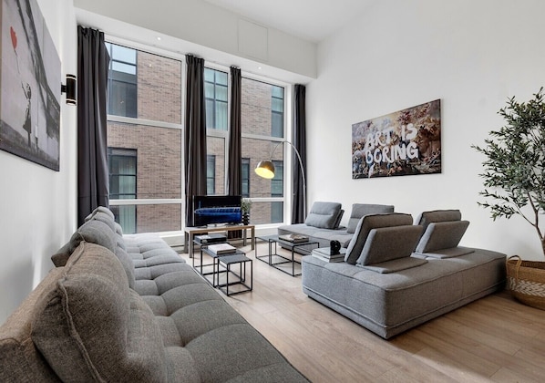 Smart TV, offices - LiV MTL Downtown Montreal Spacious Urban Suites (Montréal)