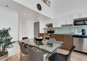 Wasserkocher mit Kaffee-/Teezubehör, Kühlschrank, Mikrowelle, Ofen
