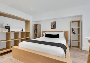 1 makuuhuone, työpöytä, silitysrauta/-lauta, vauvan matkasänky