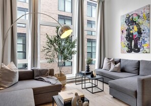 Smart TV, offices - LiV MTL Downtown Montreal Spacious Urban Suites (Montréal)
