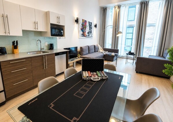 A modern apartment with a kitchen, dining area, and living room. - Downtown Duplex Mezzanine • Sleeps 8 (Montréal)