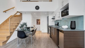 Wasserkocher mit Kaffee-/Teezubehör, Kühlschrank, Mikrowelle, Ofen