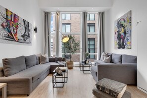 Smart TV, offices - LiV MTL Downtown-502 Spacious Duplex + Mezzanine (Montréal)