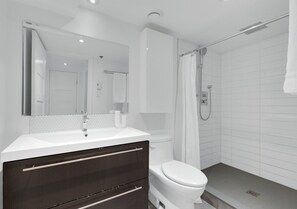 Hair dryer, towels - LiV MTL Downtown Montreal Spacious Urban Suites (Montréal)