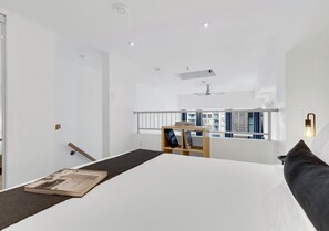 1 bedroom, desk, iron/ironing board, travel cot - LiV MTL Downtown Montreal Spacious Urban Suites (Montréal)