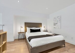 1 habitación, escritorio, tabla de planchar con plancha y cuna de viaje 