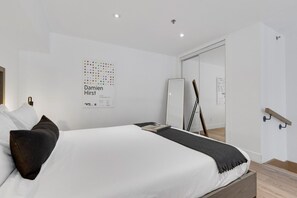1 habitación, escritorio, tabla de planchar con plancha y cuna de viaje 