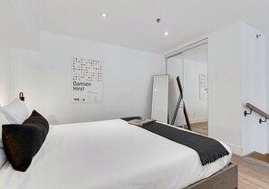 1 Schlafzimmer, Schreibtisch, Bügeleisen/Bügelbrett, Reisekinderbett