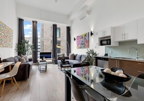 Smart TV, offices - LiV MTL Downtown Montreal Spacious Urban Suites (Montréal)