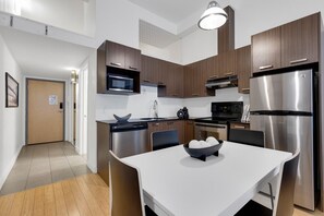 Fridge, microwave, oven, stovetop - LiV MTL Main Plateau Urban Suites Near Downtown Montreal (Montréal)