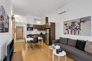 Smart TV, offices - LiV MTL Main Plateau Urban Suites Near Downtown Montreal (Montréal)