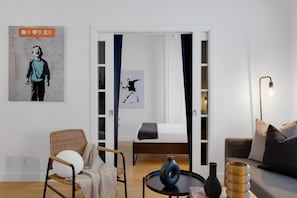 1 habitación, escritorio, tabla de planchar con plancha y cuna de viaje 
