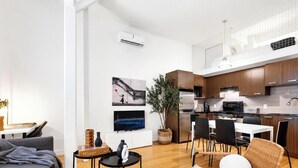 Un appartement moderne comprenant un salon, un coin repas et une cuisine.