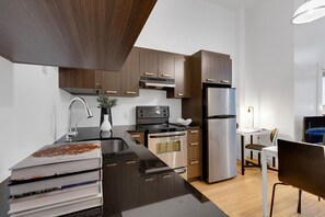 Kühlschrank, Mikrowelle, Ofen, Herdplatte