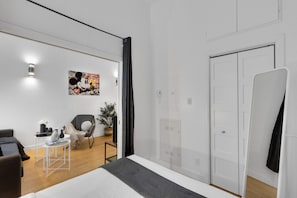 1 chambre, bureau, fer et planche à repasser, lit parapluie