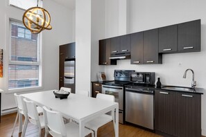 Réfrigérateur, four à micro-ondes, un four, surface de cuisson