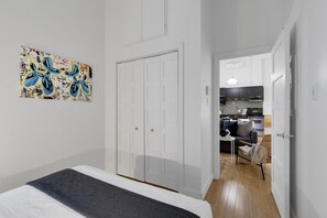 2 bedrooms, desk, iron/ironing board, travel cot - LiV MTL Main-305 Spacious 2BR Suite + Mezzanine (Montréal)
