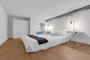 3 camere, una scrivania, ferro/asse da stiro, culla da viaggio