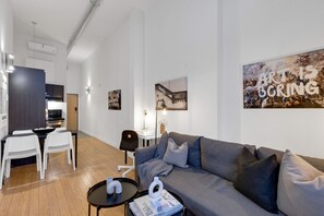 Smart TV, offices - LiV MTL Main-307 Superior 2BR Suite Near Downtown (Montréal)