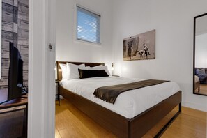 2 Schlafzimmer, Schreibtisch, Bügeleisen/Bügelbrett, Reisekinderbett