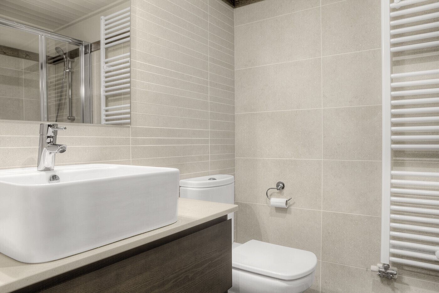 Baignoire, sèche-cheveux, serviettes fournies