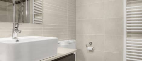 Badewanne, Haartrockner, Handtücher