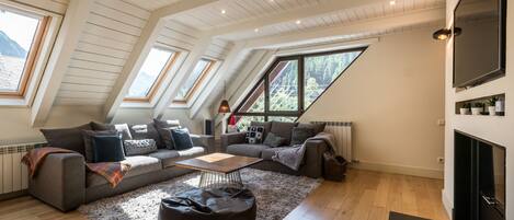 Televisión y chimenea