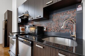 Geladeira, micro-ondas, fogão, cooktop