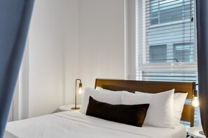 2 habitaciones, escritorio y tabla de planchar con plancha 