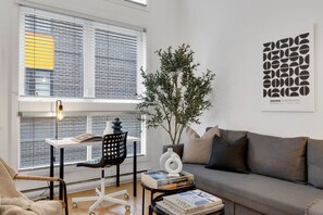 Smart TV, offices - LiV MTL Main-206 Deluxe Studio Suite + Mezzanine (Montréal)