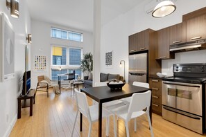 Interior - LiV MTL Main-206 Deluxe Studio Suite + Mezzanine (Montréal)