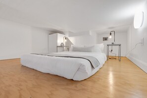 Desk, iron/ironing board, travel crib, free WiFi - LiV MTL Main-206 Deluxe Studio Suite + Mezzanine (Montréal)